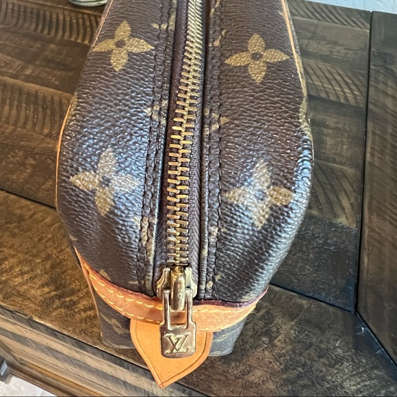 Compeigne 28 Toiletry Monogram Clutch - Picture 9 of 16